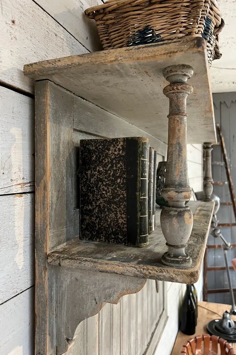 Ancienne étagère de cuisine