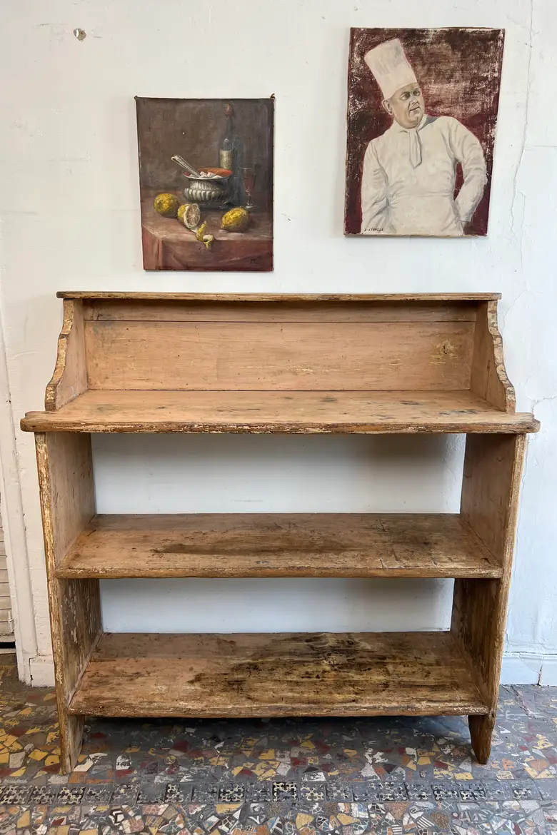 Ancienne étagère d’épicerie à la patine rose