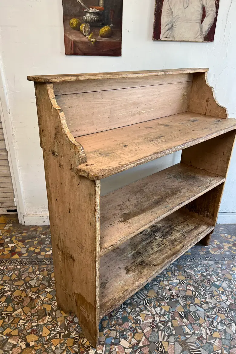 Ancienne étagère d’épicerie à la patine rose