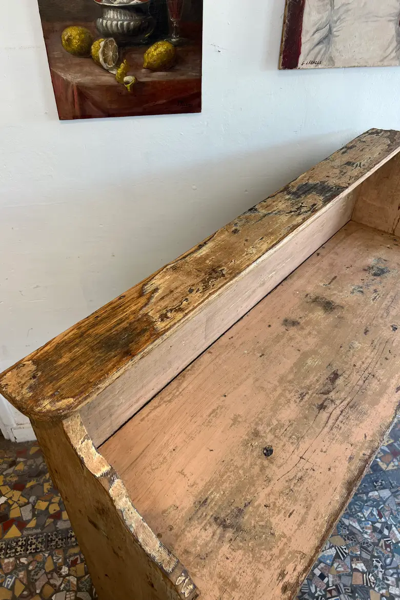 Ancienne étagère d’épicerie à la patine rose