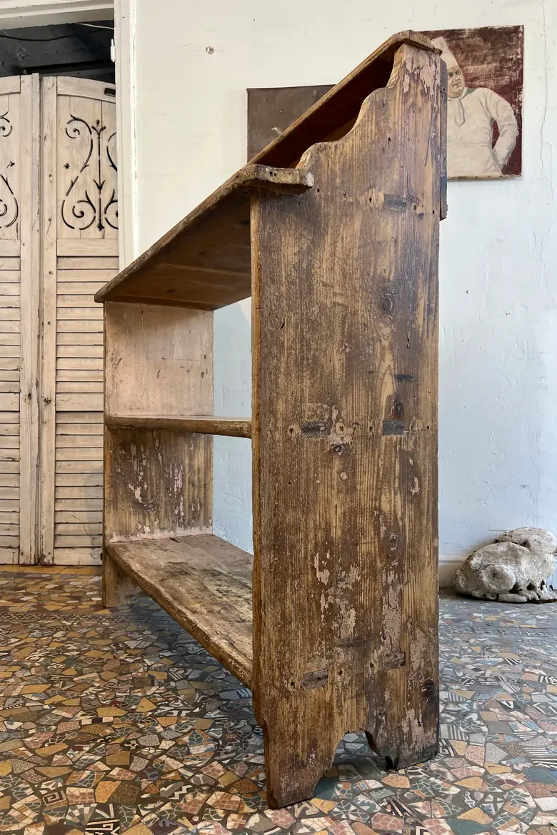 Ancienne étagère d’épicerie à la patine rose