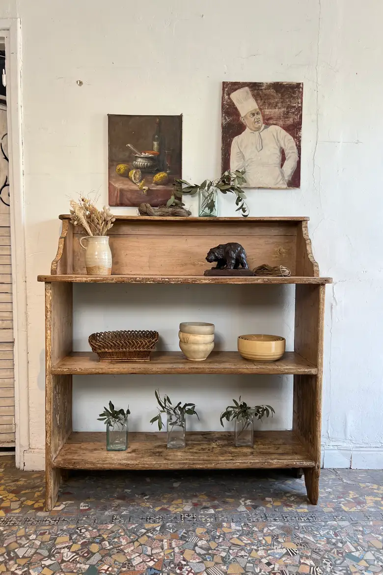 Ancienne étagère d’épicerie à la patine rose