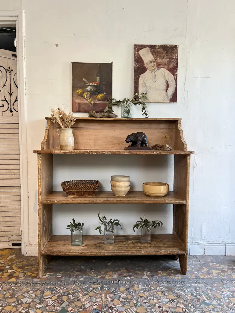 Ancienne étagère d’épicerie à la patine rose