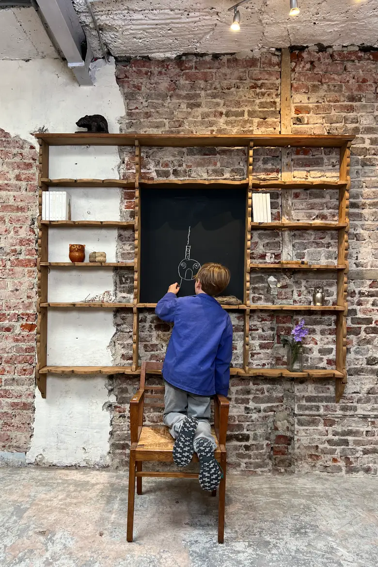 Ancienne étagère d’estaminet en chêne avec tableau noir