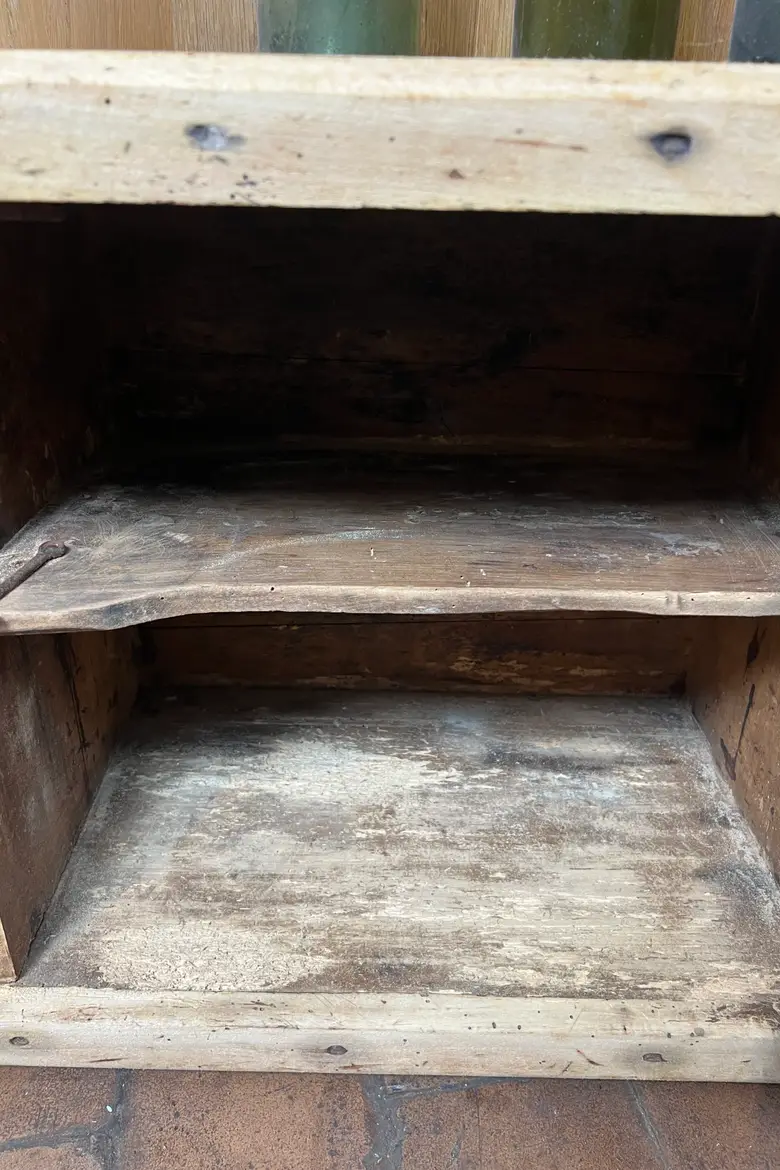 Ancienne étagère en sapin brut
