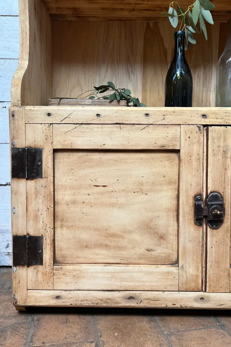 Ancienne étagère en sapin brut