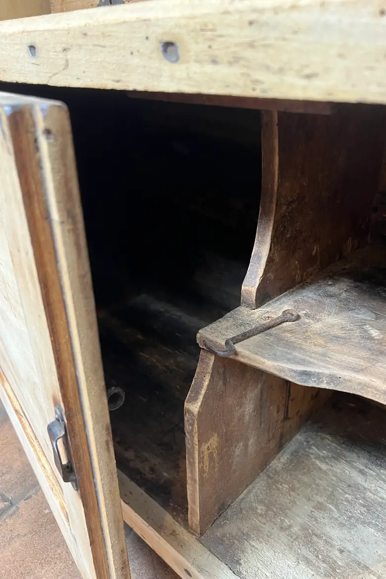 Ancienne étagère en sapin brut