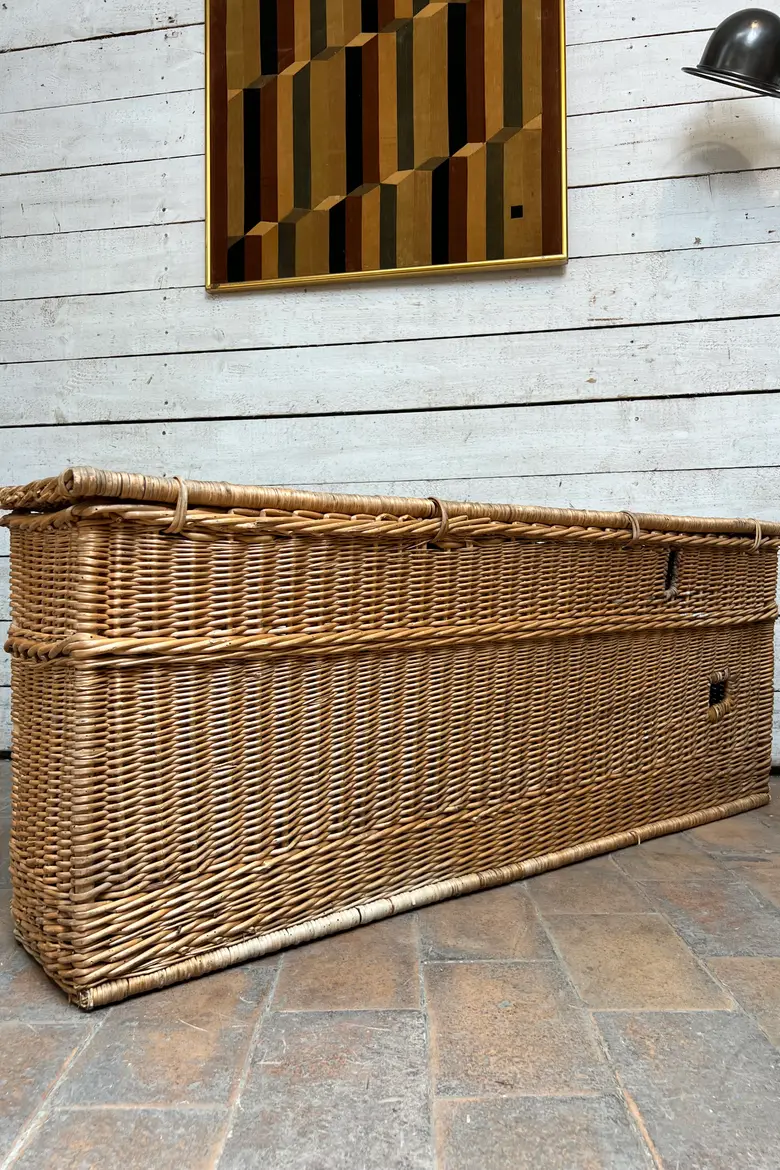 Ancienne malle en osier étroite