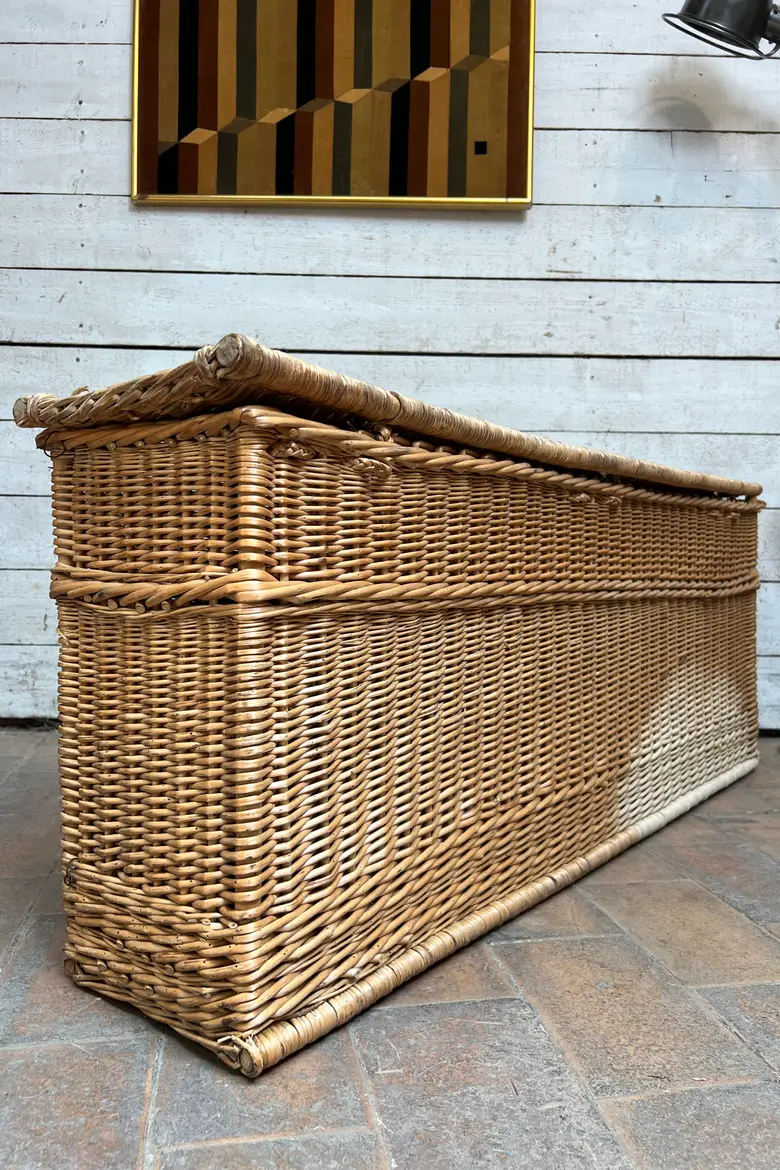 Ancienne malle en osier étroite