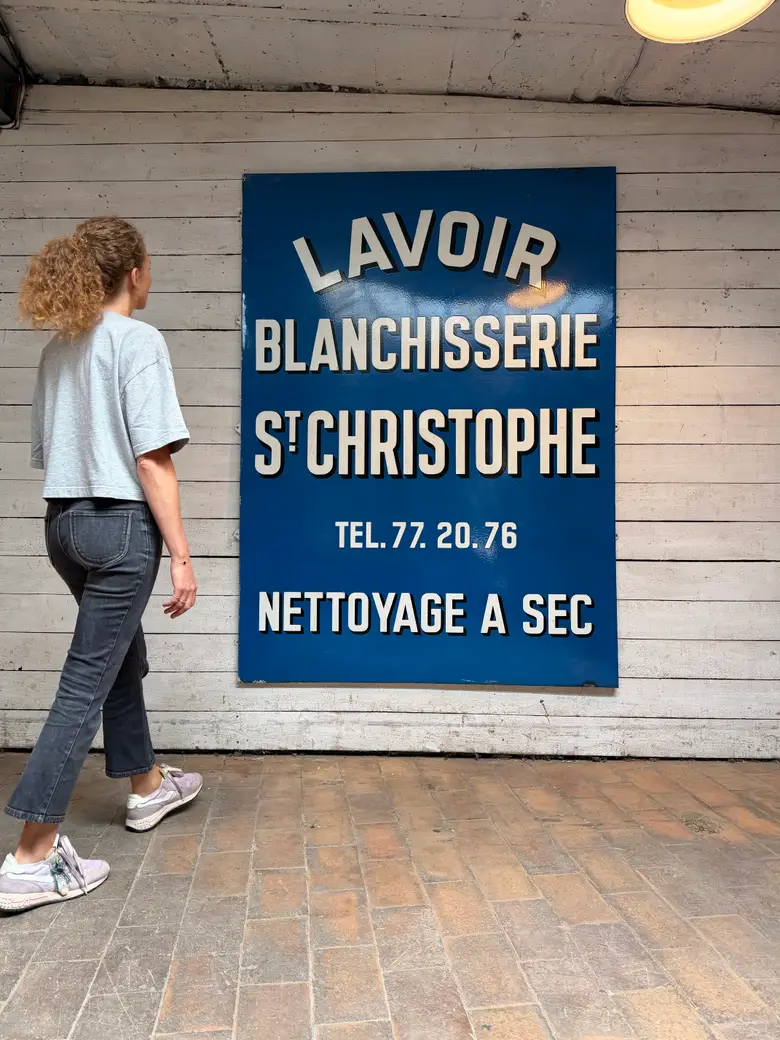 Ancienne plaque émaillée de blanchisserie – années 1950 — Ancienne plaque émaillée de blanchisserie – années 1950