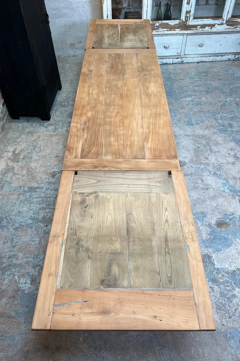 Ancienne table à rallonges en merisier – dite “table à l’italienne”