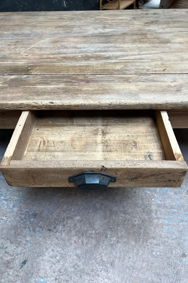 Ancienne table basse en chêne brut