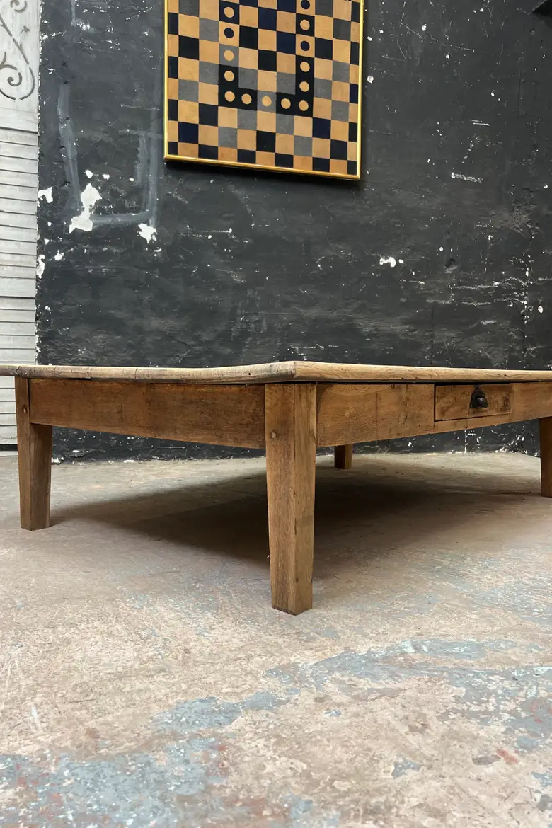 Ancienne table basse en chêne brut