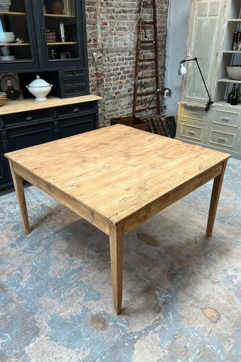 Ancienne table carrée en sapin Début XXème