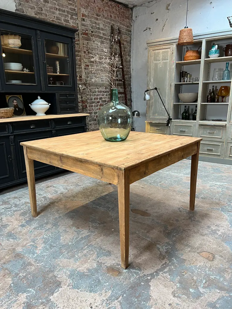 Ancienne table carrée en sapin Début XXème