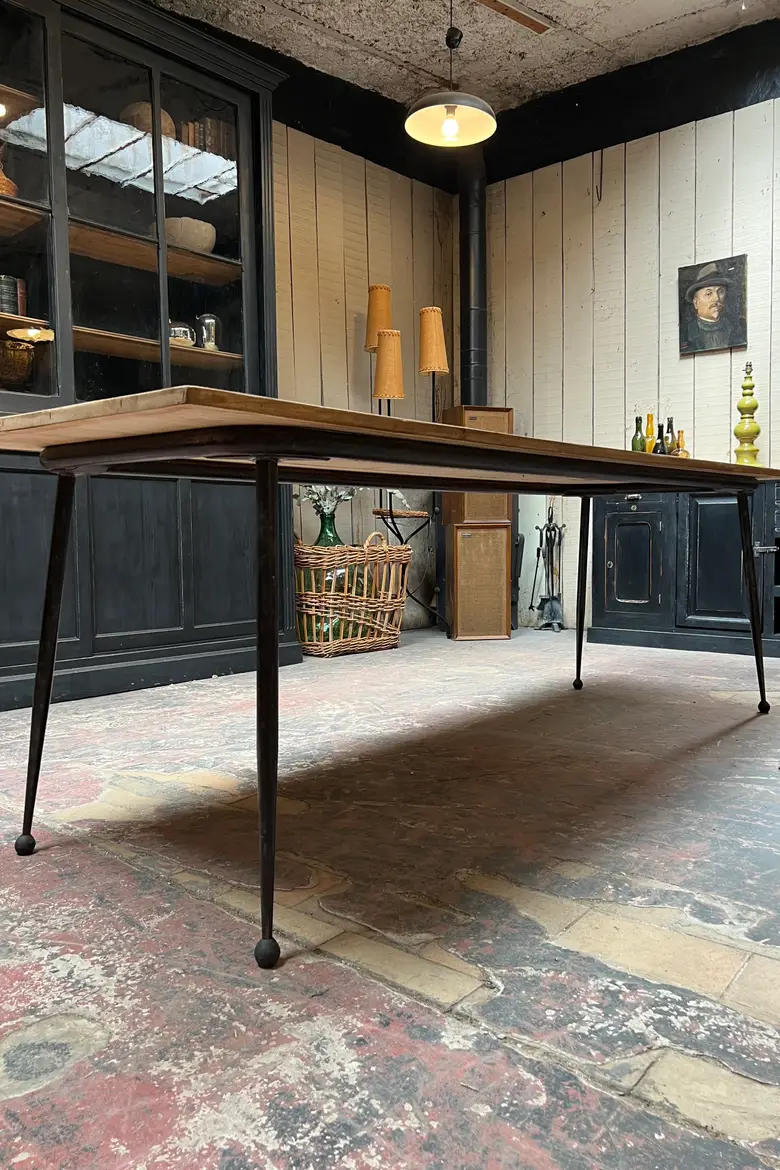 Ancienne table de pensionnat de style Prouvé 1950