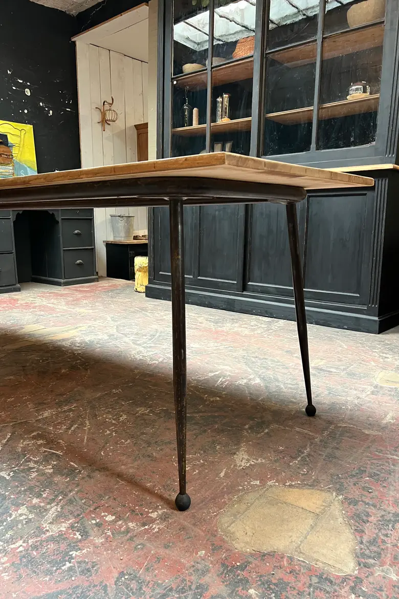 Ancienne table de pensionnat de style Prouvé 1950