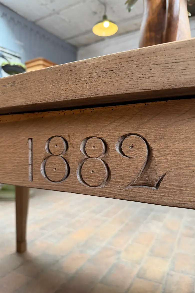 Ancienne table d’office en chêne – 1882