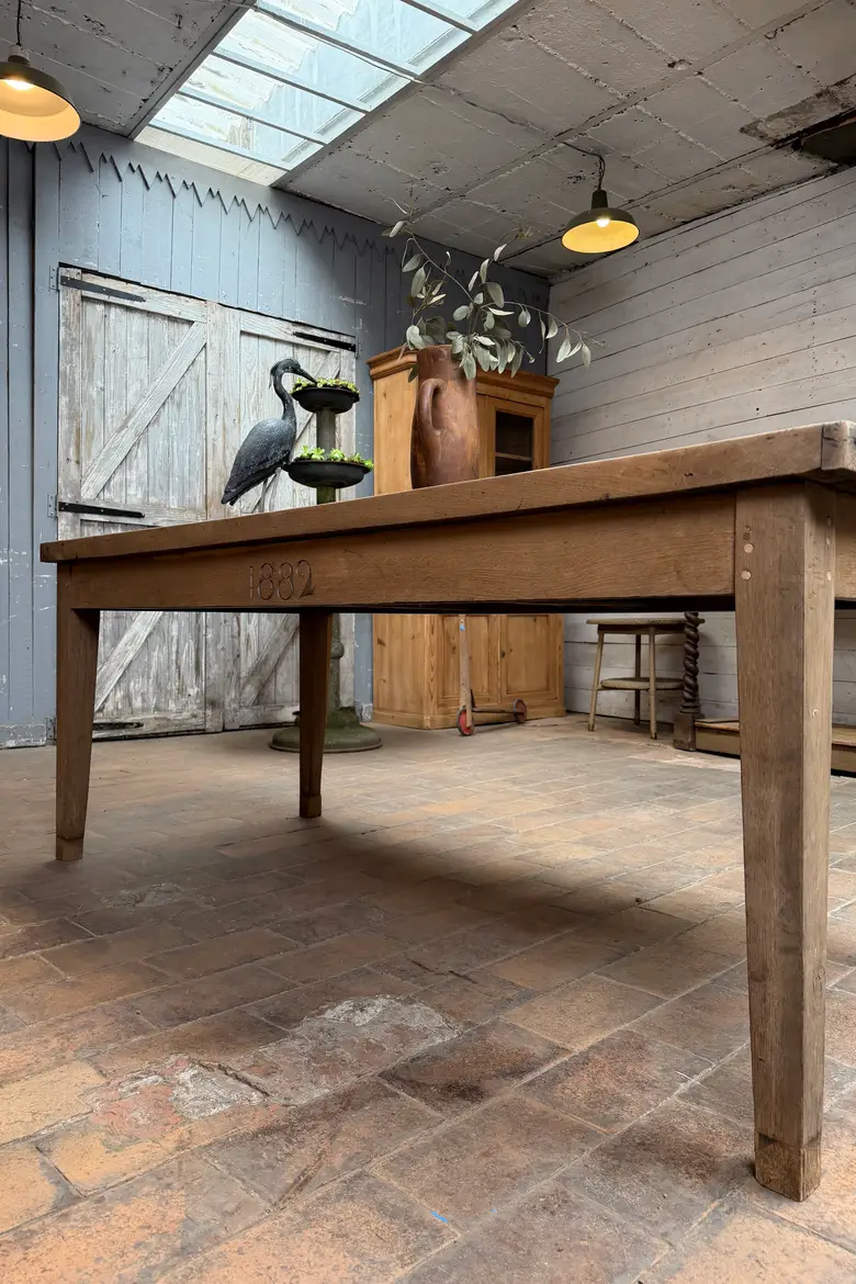 Ancienne table d’office en chêne – 1882