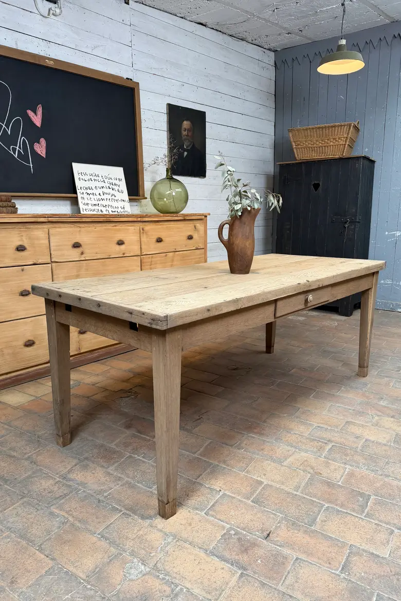 Ancienne table d’office en chêne – 1882
