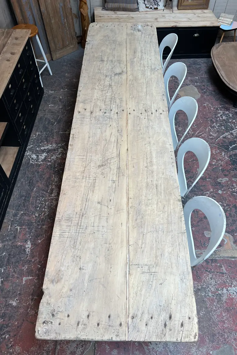 Ancienne table en bois brut