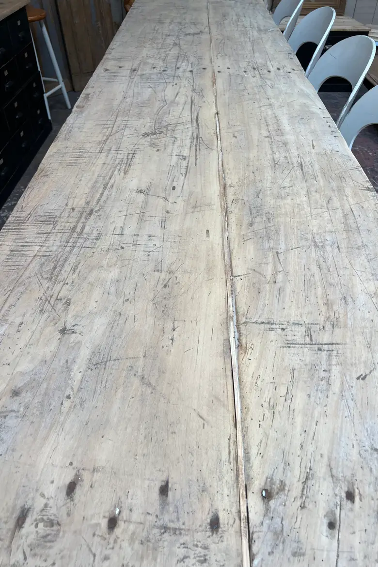 Ancienne table en bois brut