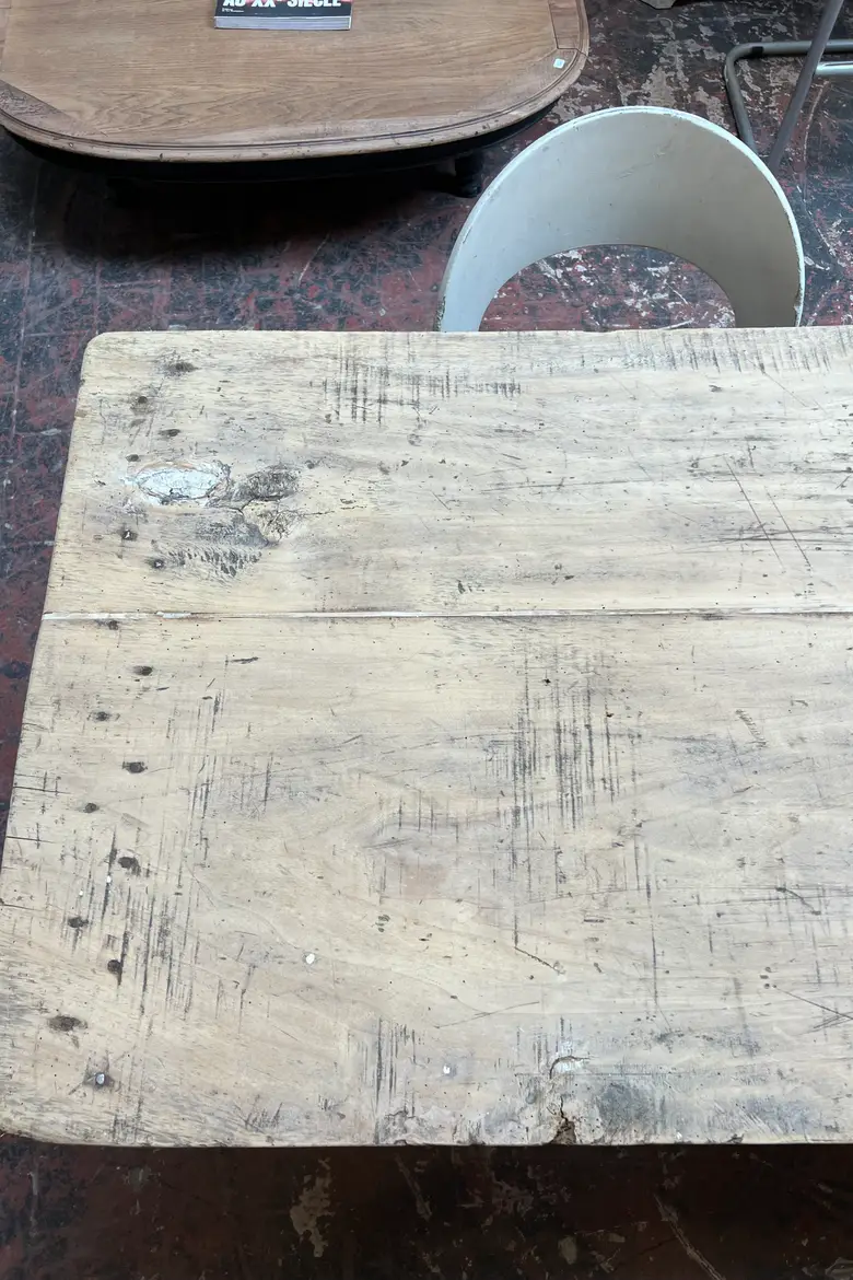 Ancienne table en bois brut