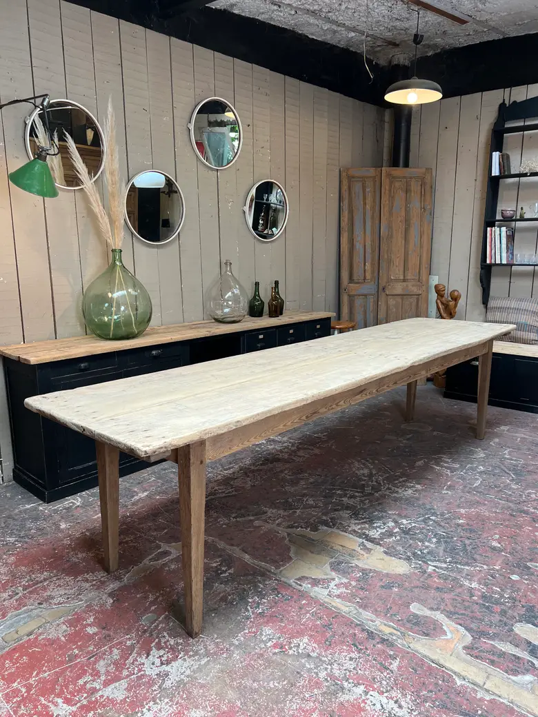 Ancienne table en bois brut