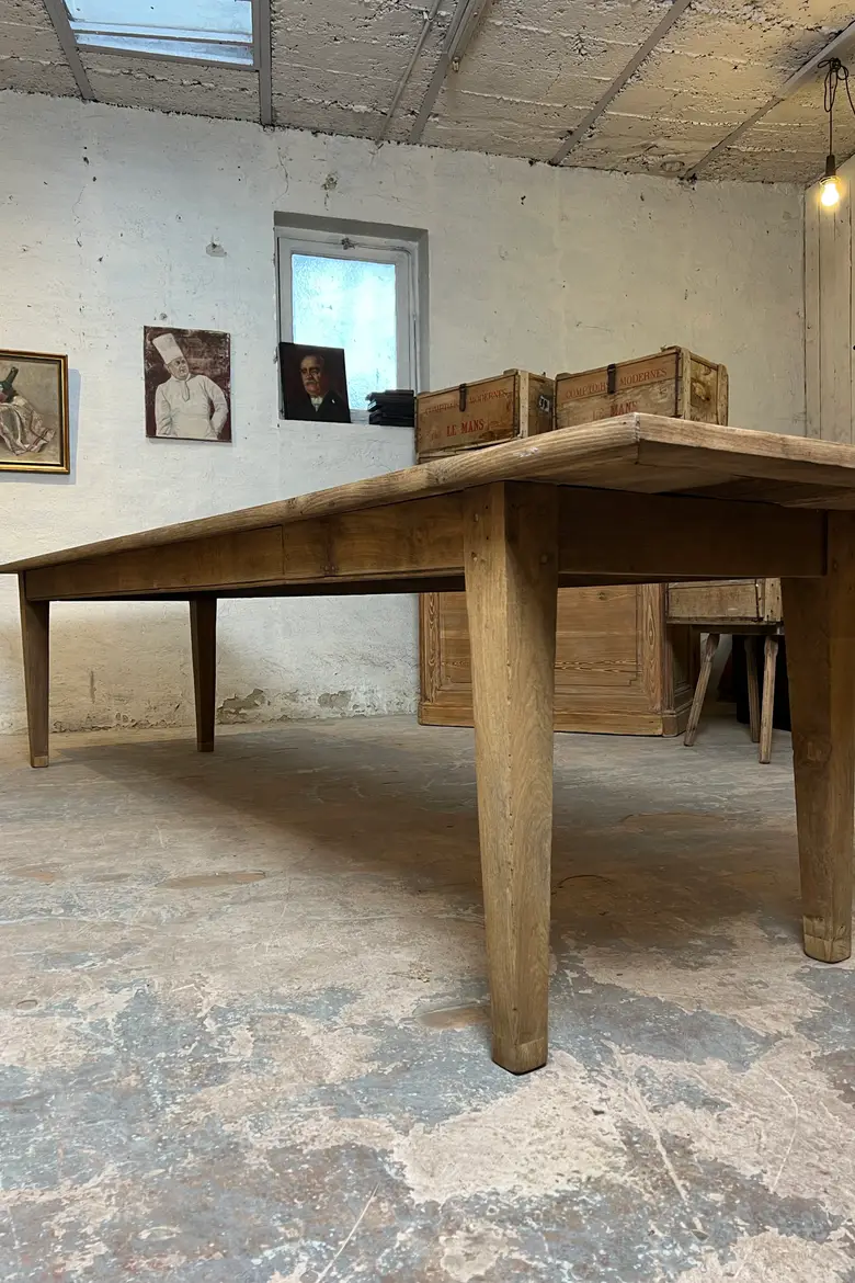 Ancienne table en châtaignier – XIXᵉ siècle