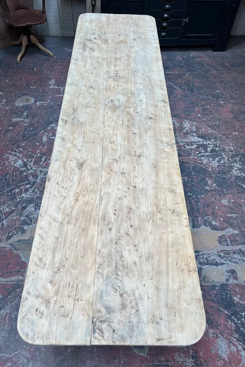 Ancienne table en loupe de tilleul Début XXème