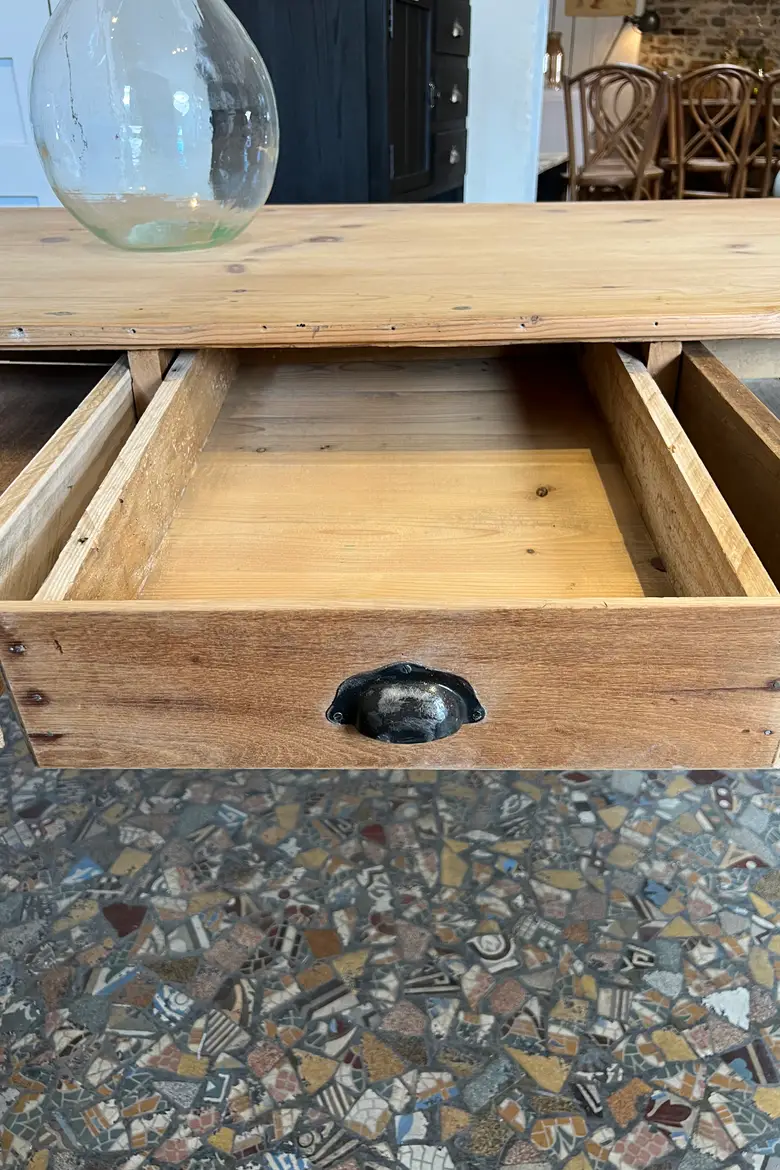 Ancienne table en sapin avec tiroirs