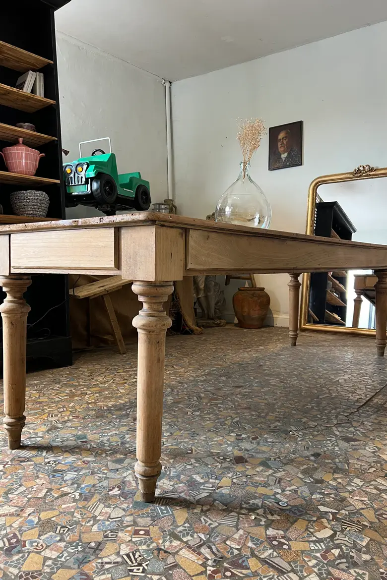 Ancienne table en sapin avec tiroirs