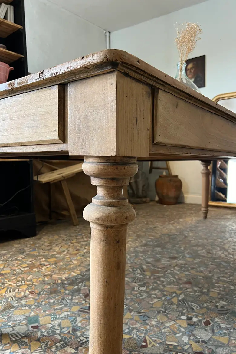 Ancienne table en sapin avec tiroirs