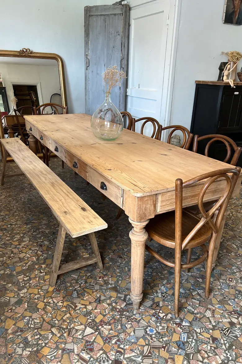 Ancienne table en sapin avec tiroirs