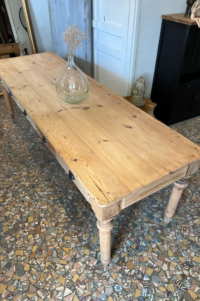 Ancienne table en sapin avec tiroirs