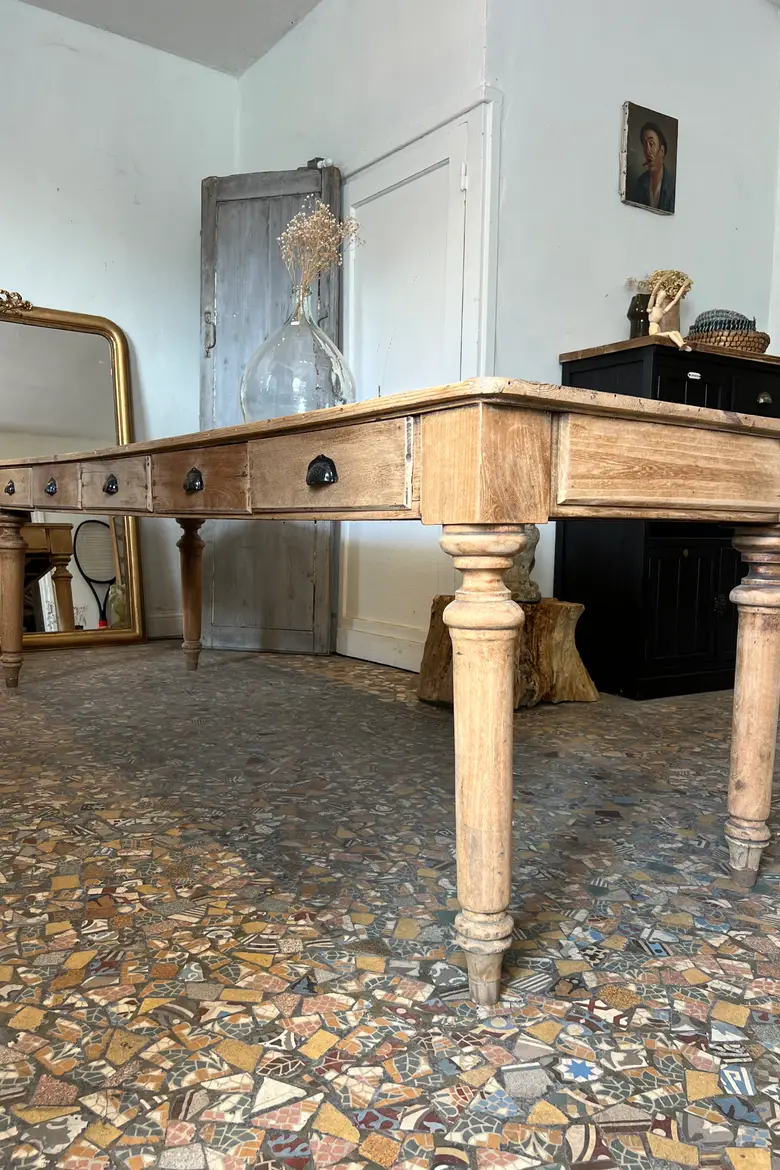 Ancienne table en sapin avec tiroirs