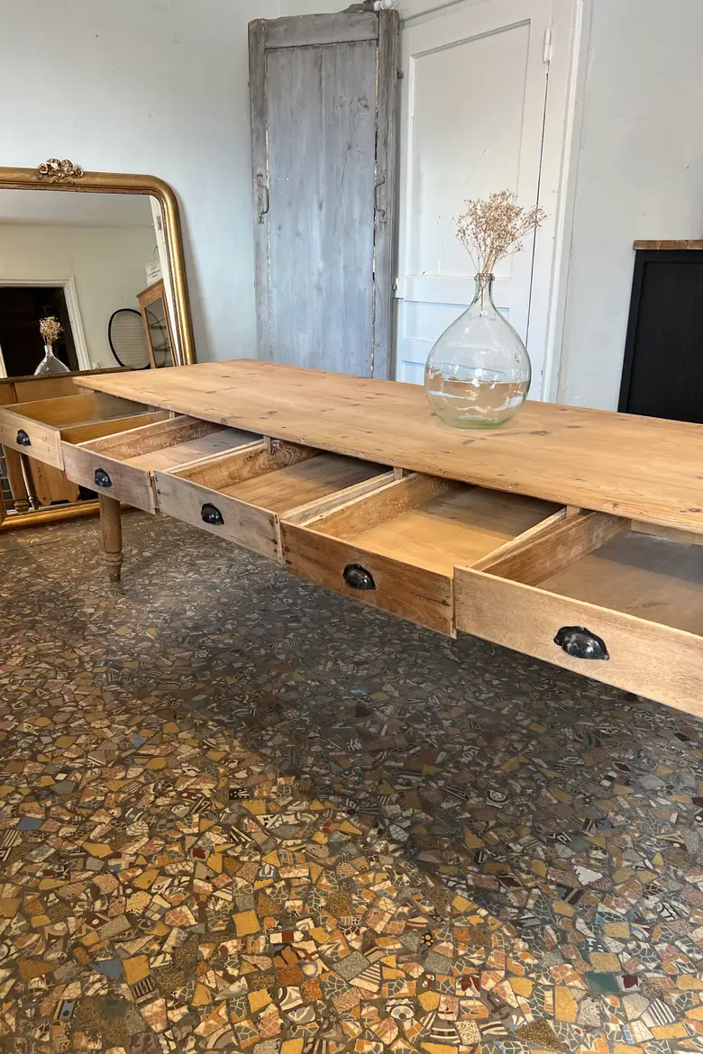 Ancienne table en sapin avec tiroirs