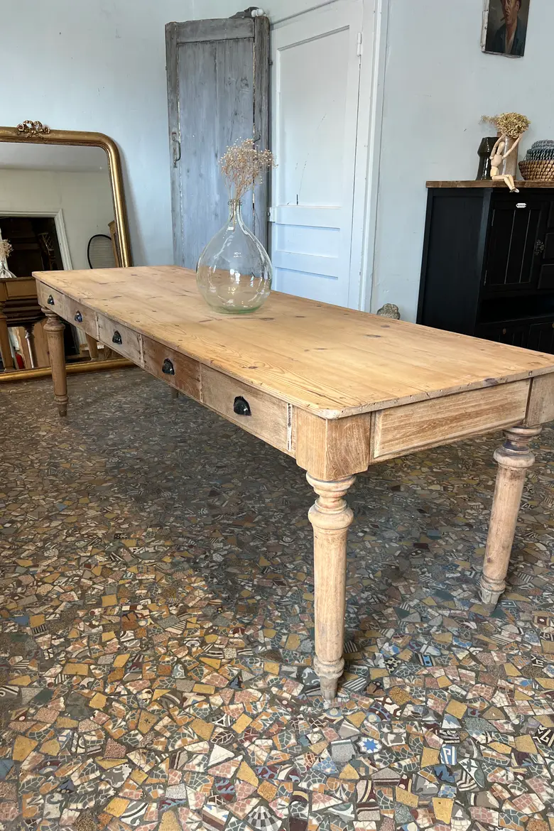 Ancienne table en sapin avec tiroirs