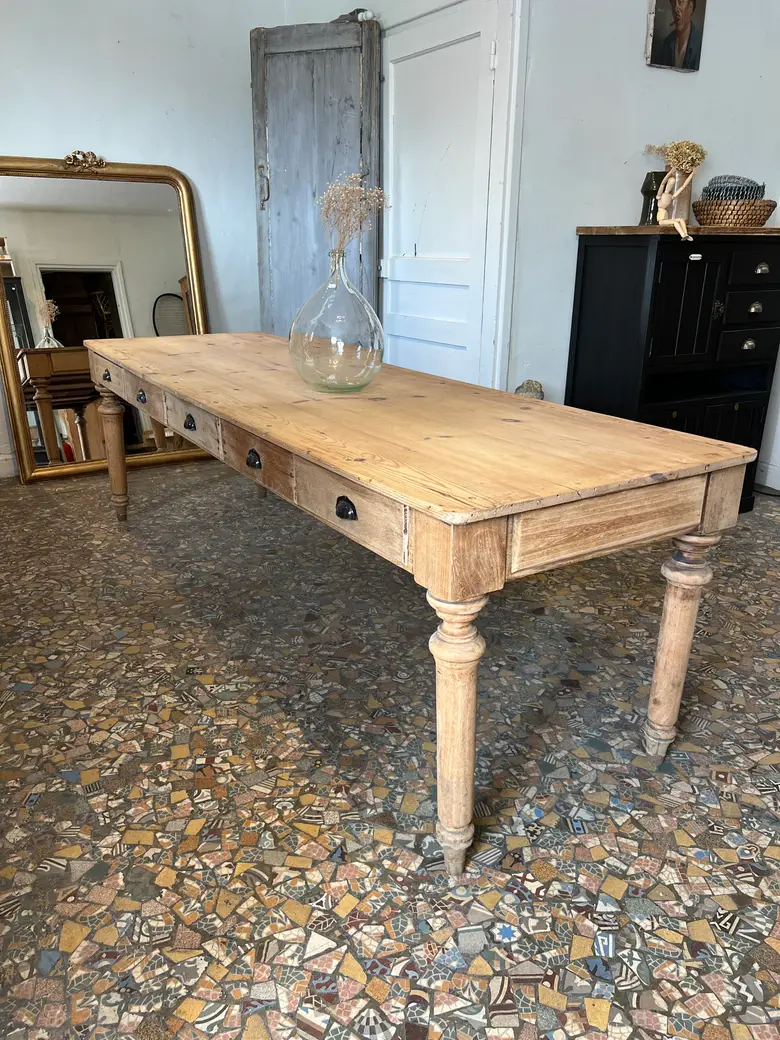 Ancienne table en sapin avec tiroirs
