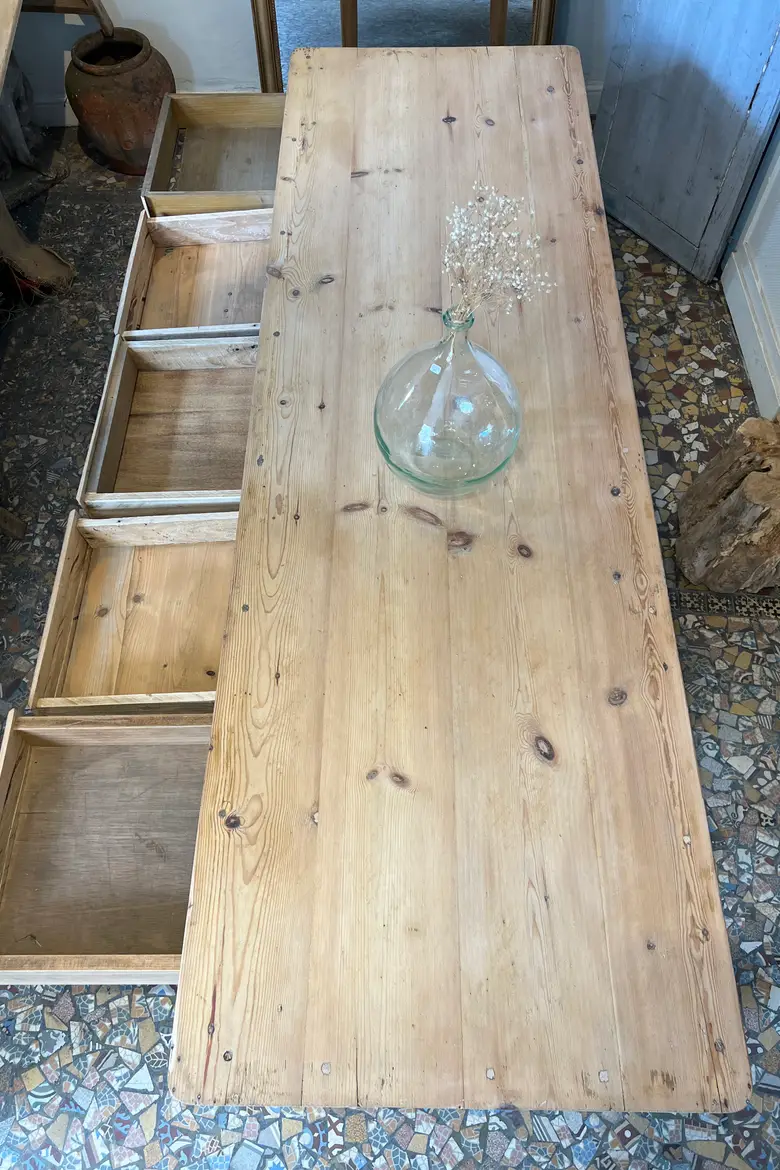 Ancienne table en sapin avec tiroirs