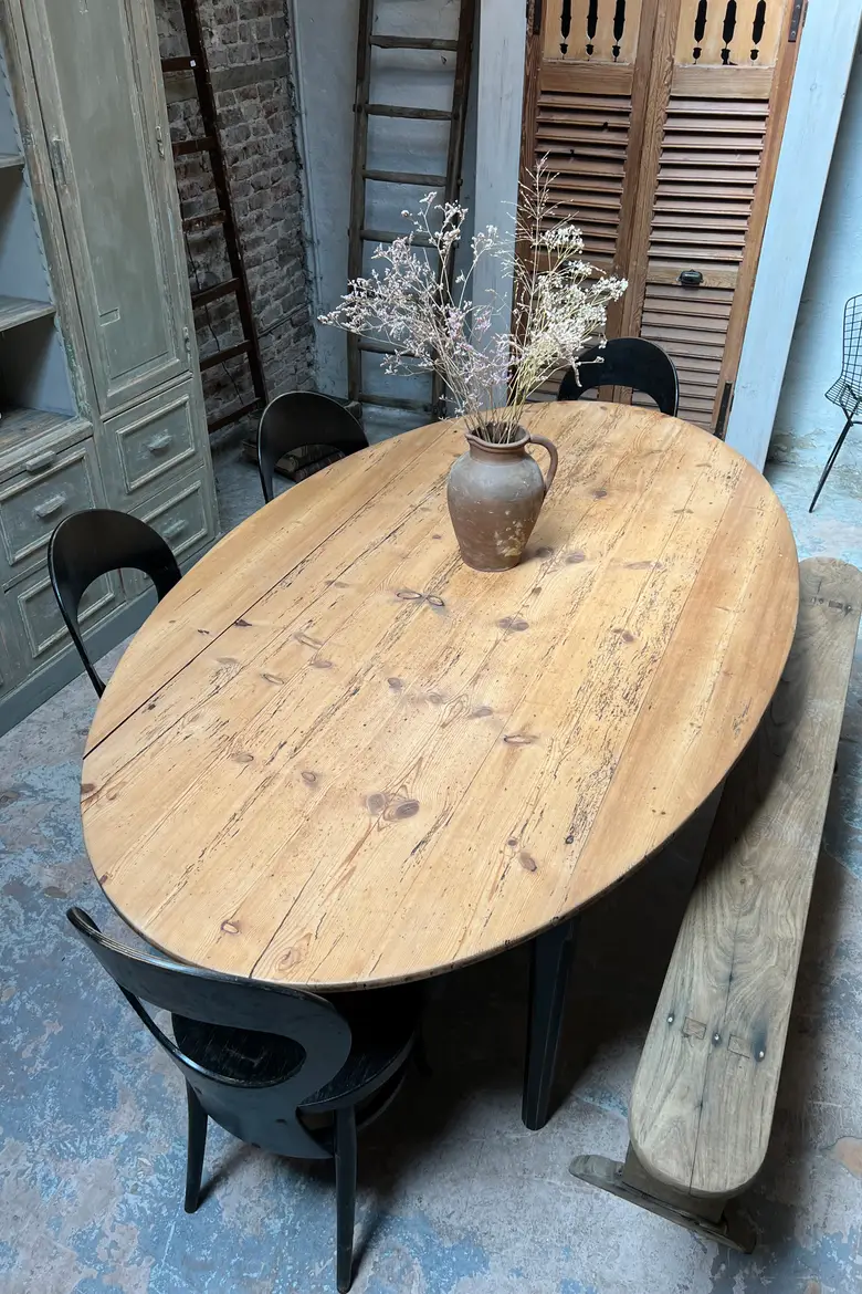 Ancienne table ovale en sapin Début XXème
