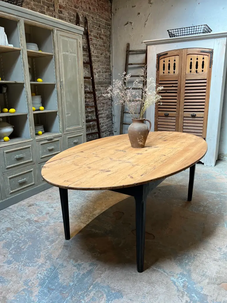Ancienne table ovale en sapin Début XXème