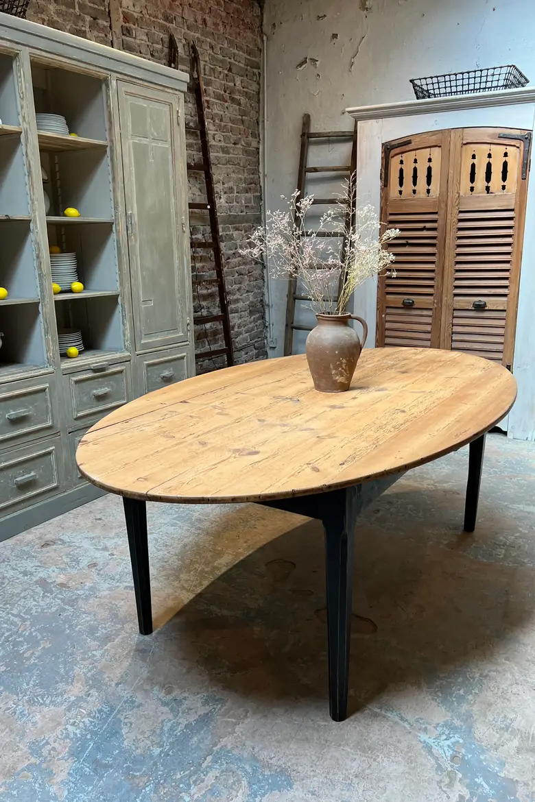 Ancienne table ovale en sapin Début XXème