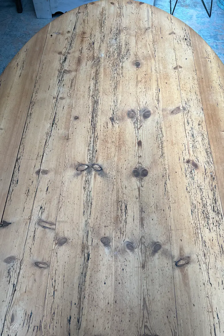 Ancienne table ovale en sapin Début XXème