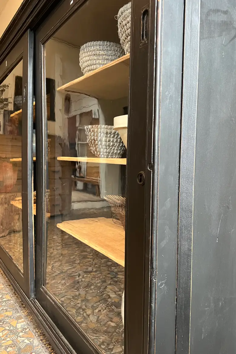 Ancienne vitrine à portes coulissantes Début XXème