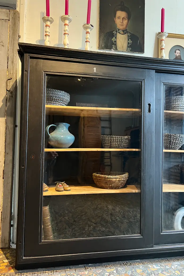 Ancienne vitrine à portes coulissantes Début XXème
