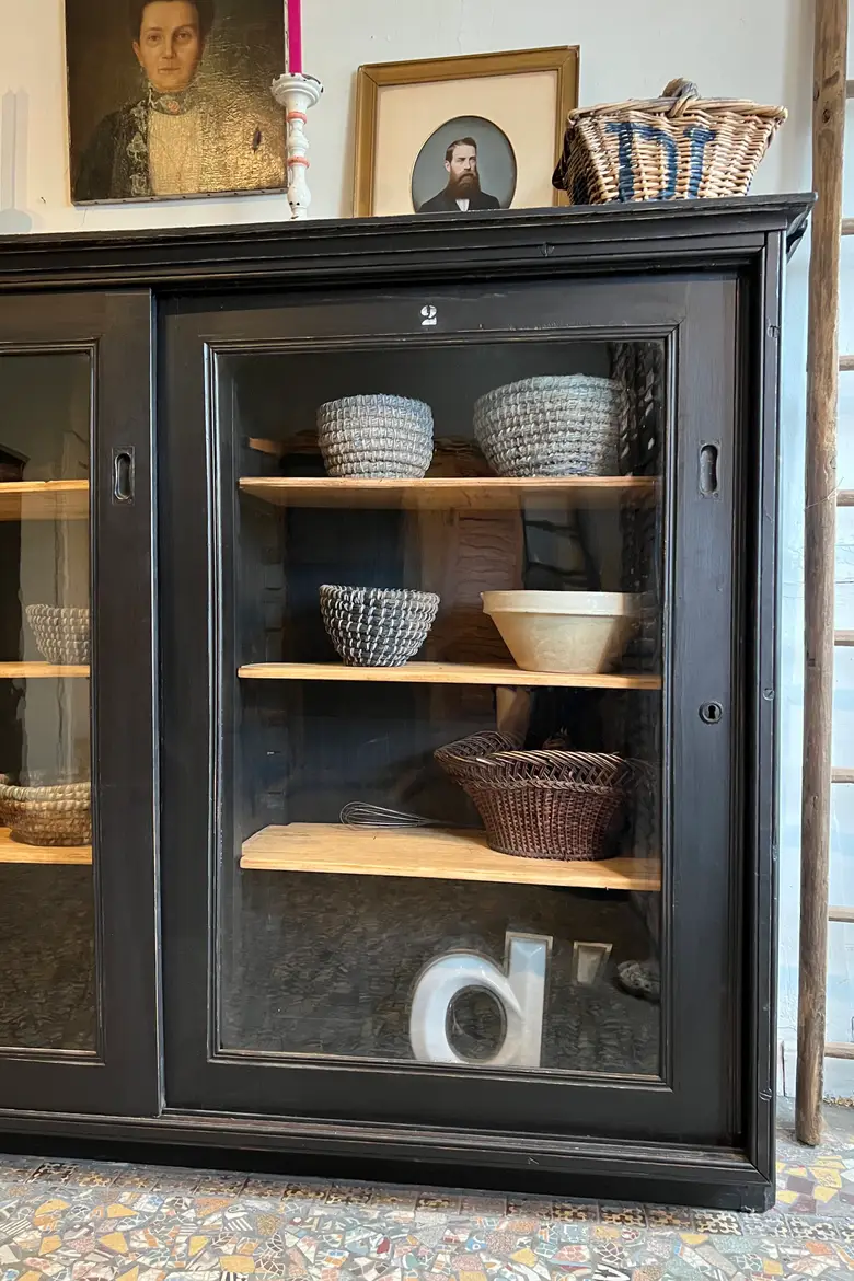 Ancienne vitrine à portes coulissantes Début XXème