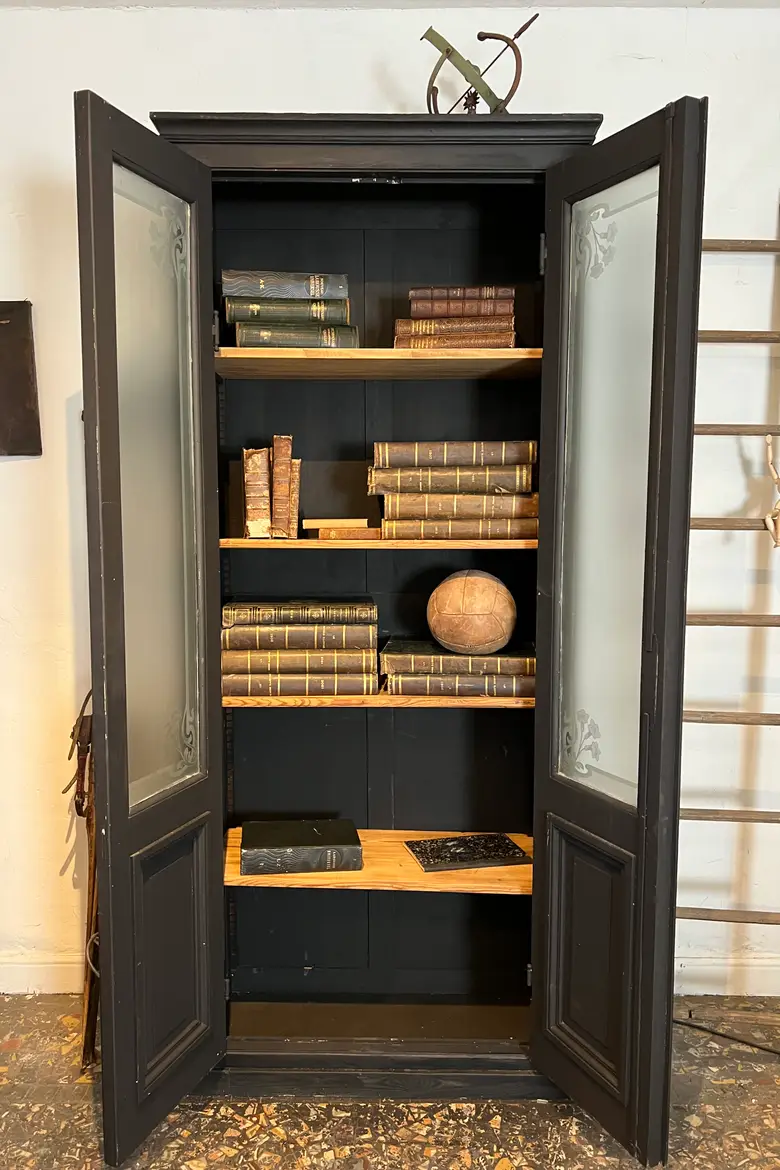 Ancienne vitrine avec verres gravés