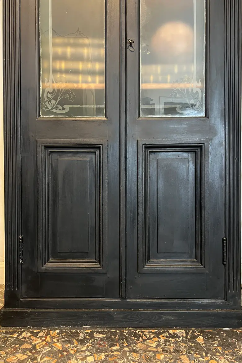Ancienne vitrine avec verres gravés