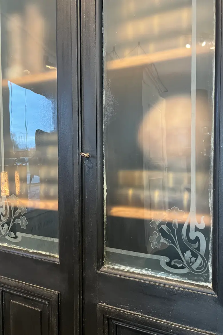 Ancienne vitrine avec verres gravés